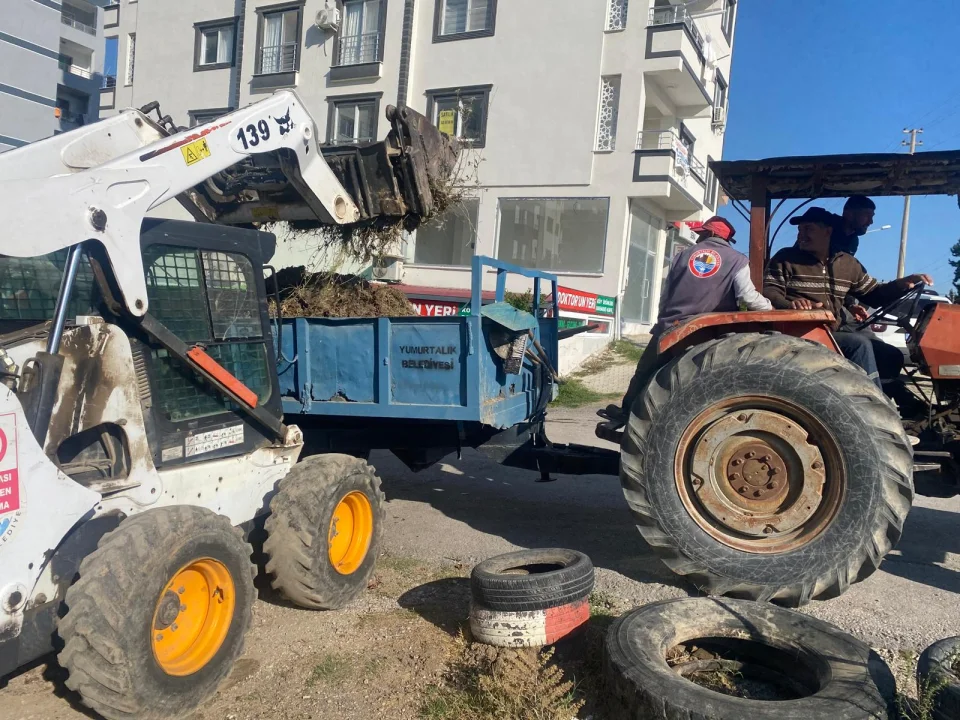 Yumurtalık’ta bayraklar yenileniyor, temizlik çalışmalarıyla ilçe pırıl pırıl oluyor