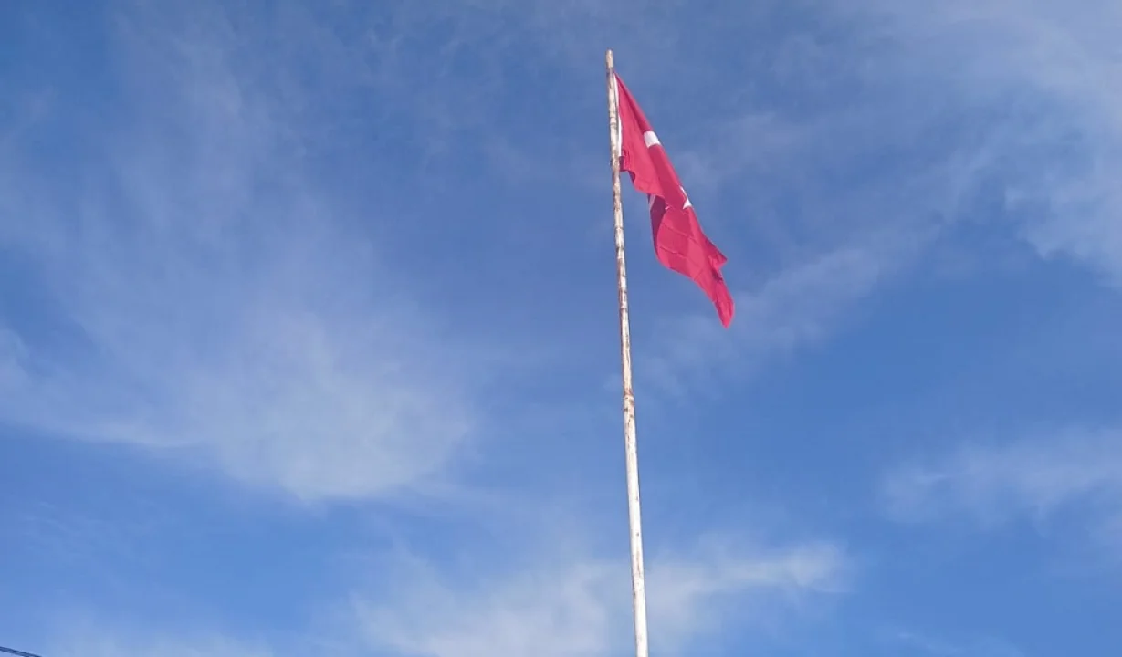 Yumurtalık Belediyesi, tüm mahallelerdeki bayrakları yeniledi