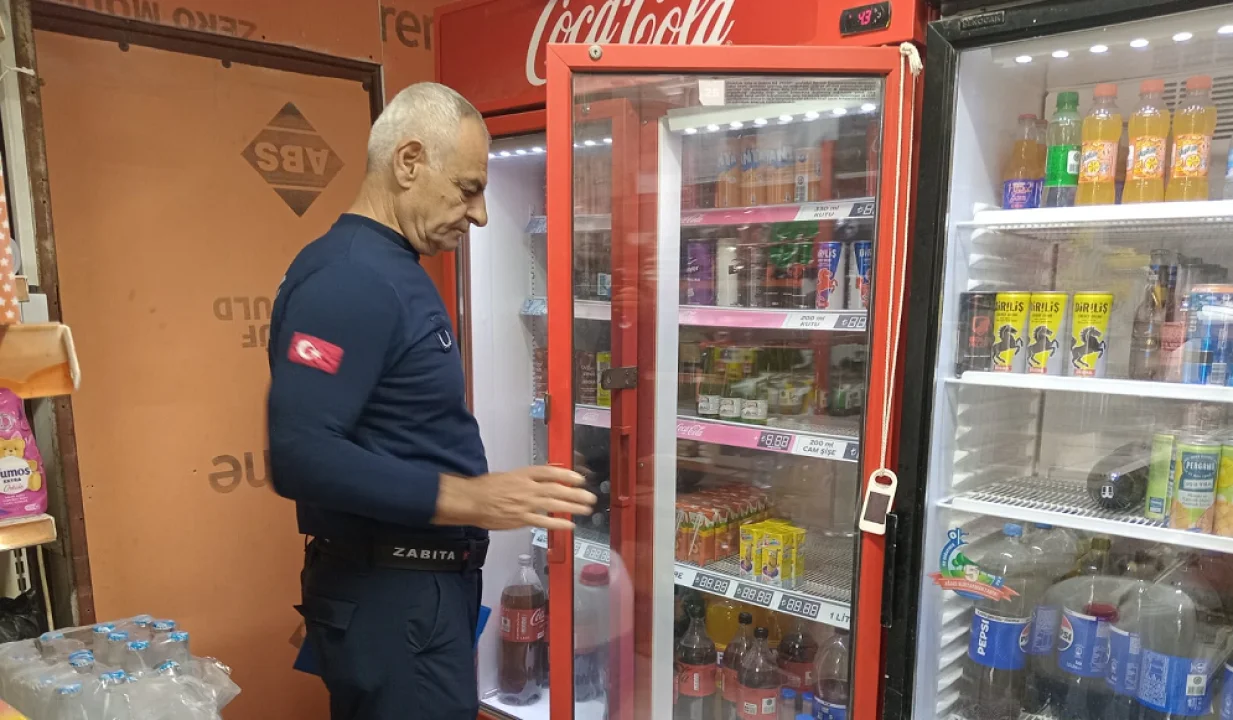 Ceyhan Zabıtası Tarihi Geçmiş Ürünleri Topladı