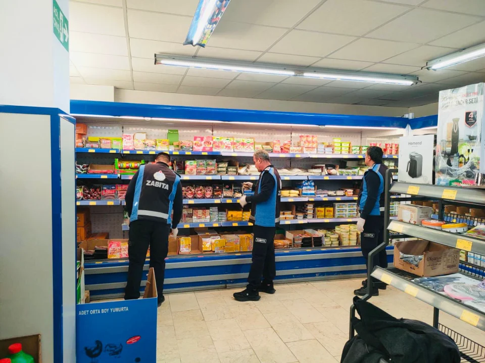 Zincir marketlerde fahiş fiyat ve SKT denetimi yapıldı