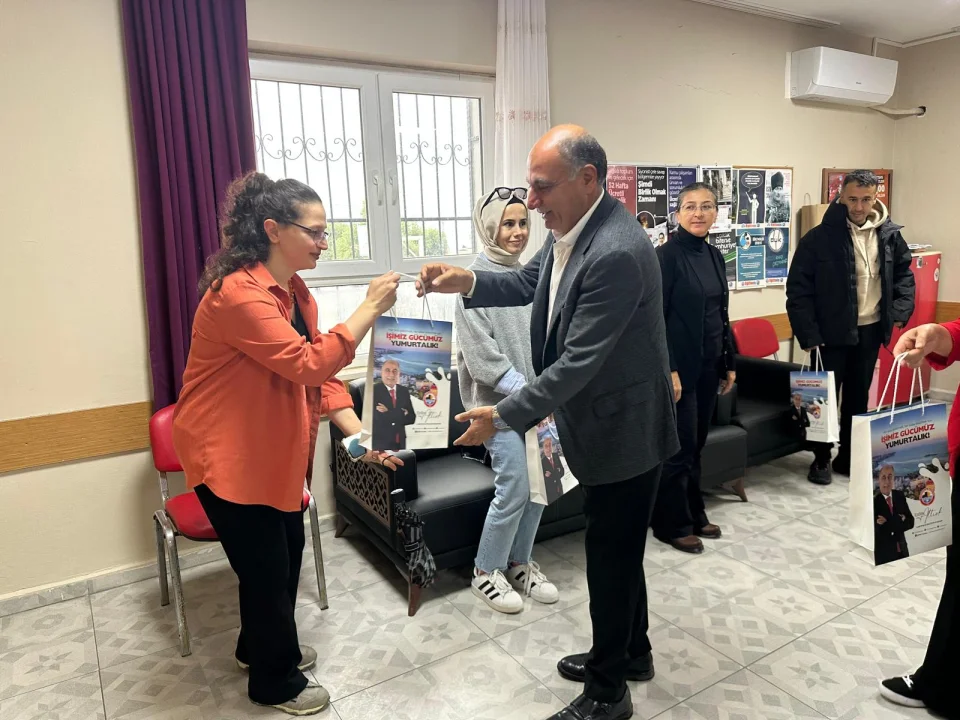 Yumurtalık’ta Öğretmenler Günü Kutlaması: Altıok Okulları Tek Tek Ziyaret Etti