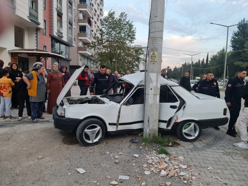 Ceyhan’da Otomobil Hurdaya Döndü: İtfaiye Sıkışan Kardeşleri Kurtardı