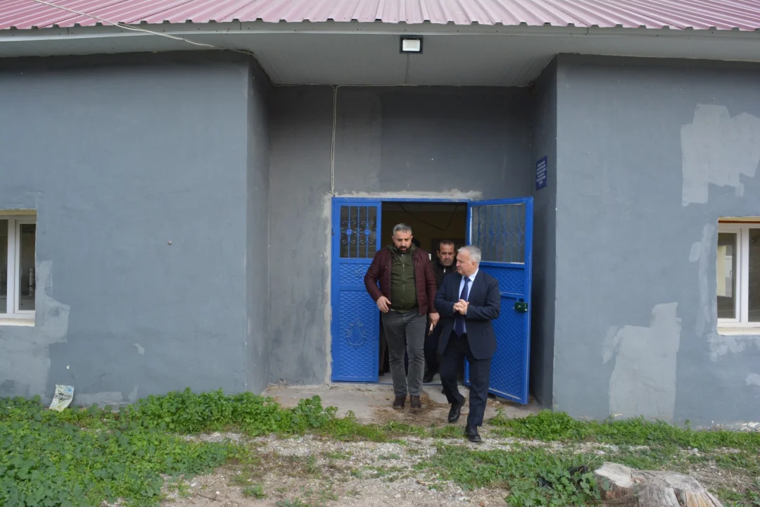 Ceyhan Kaymakamı Kurtyemez Sahada: Arama Kurtarma ve Okul İncelemesi