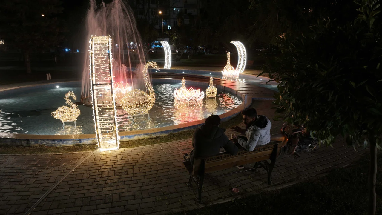 Adana Sokakları Işıl Işıl! Atatürk Parkı’nda Yeni Yıl Heyecanı