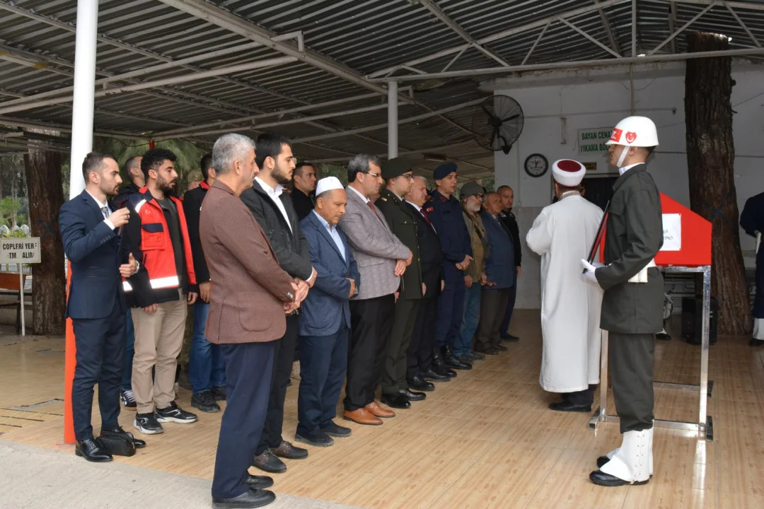 Kaymakam Kurtyemez, Türk bayrağını merhum gazinin ailesine takdim etti