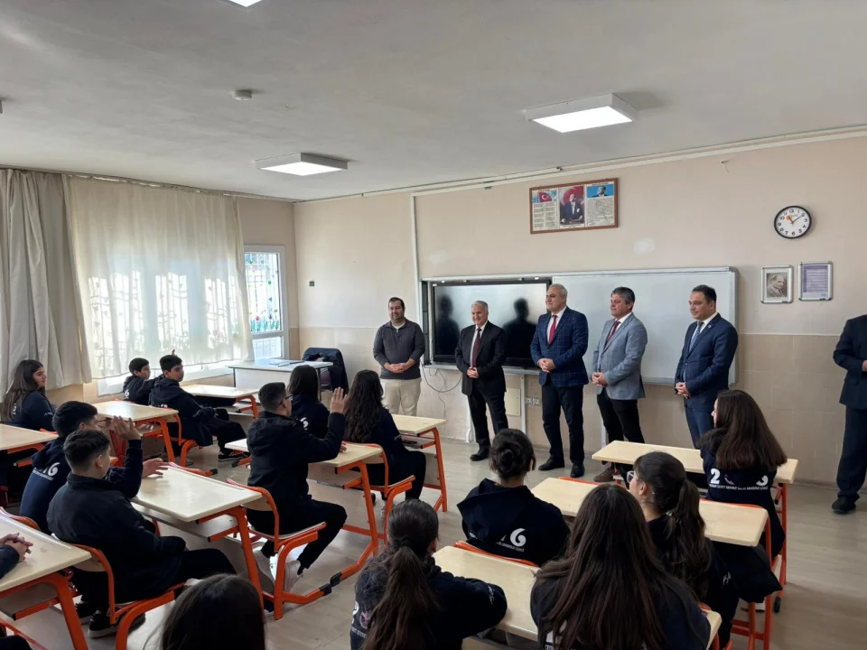 Kaymakam Kurtyemez Öğrencilerin Karne Sevincine Ortak Oldu