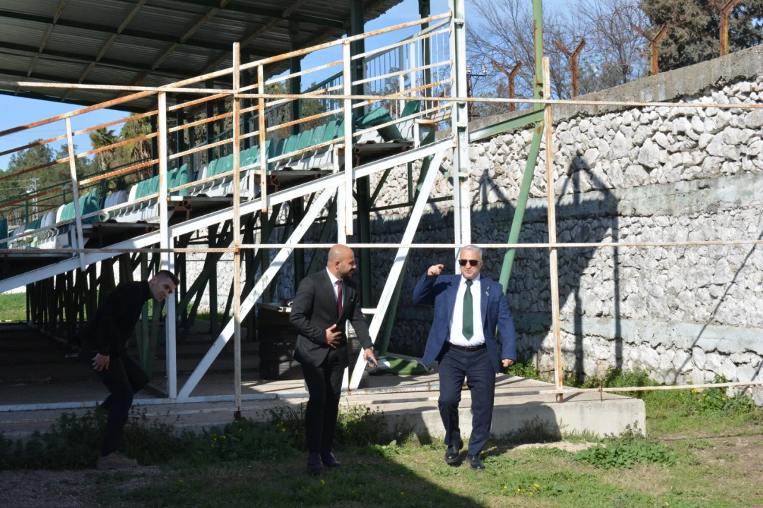 Ceyhan’da Spor Sahaları Yenileniyor: Kaymakam Kurtyemez Sahada