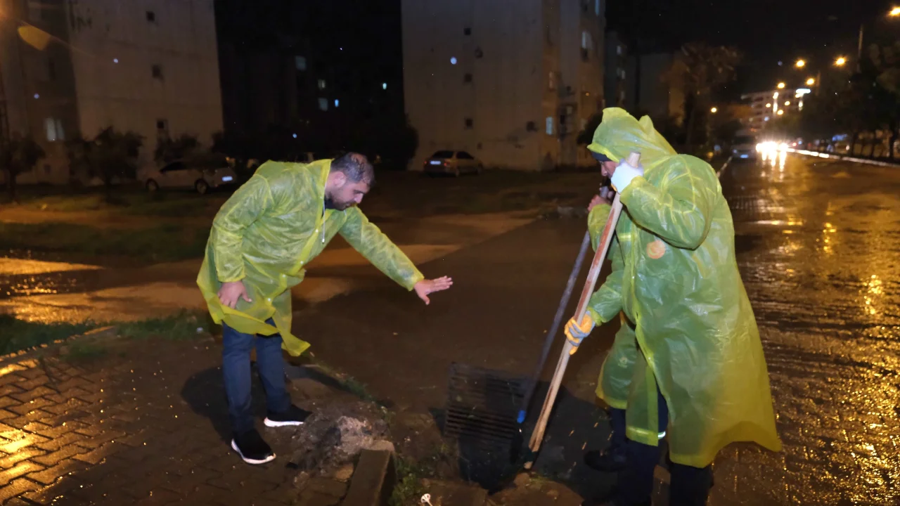 Ceyhan Belediyesi 40 Araç, 200 Personelle Sağanak Yağışa Karşı Seferber Oldu