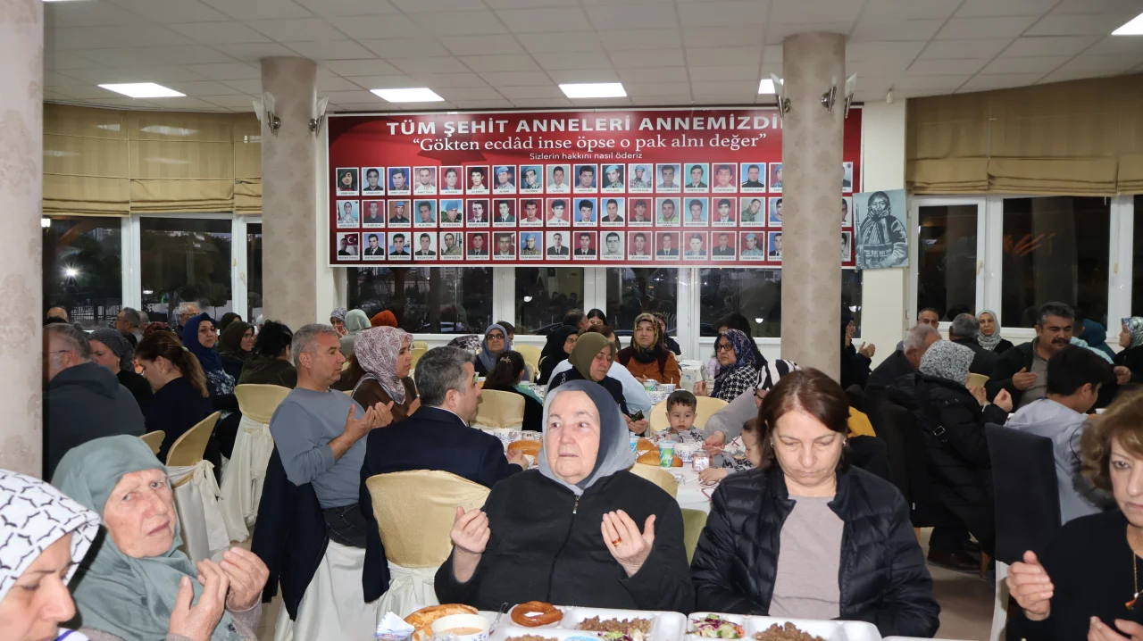 MHP Adana Teşkilatı ve Ülkü Ocakları Şehit Aileleriyle İftarda Bir Araya Geldi