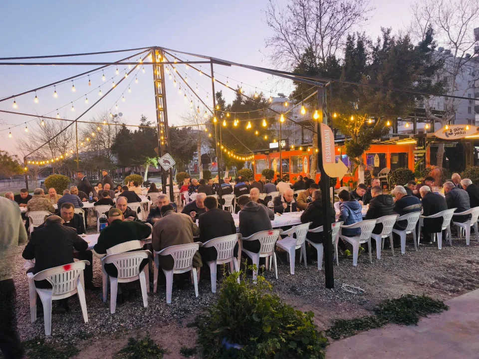 Adana Yumurtalık’ta Ramazan Bereketi: Belediye Çalışanları Aynı Sofrada