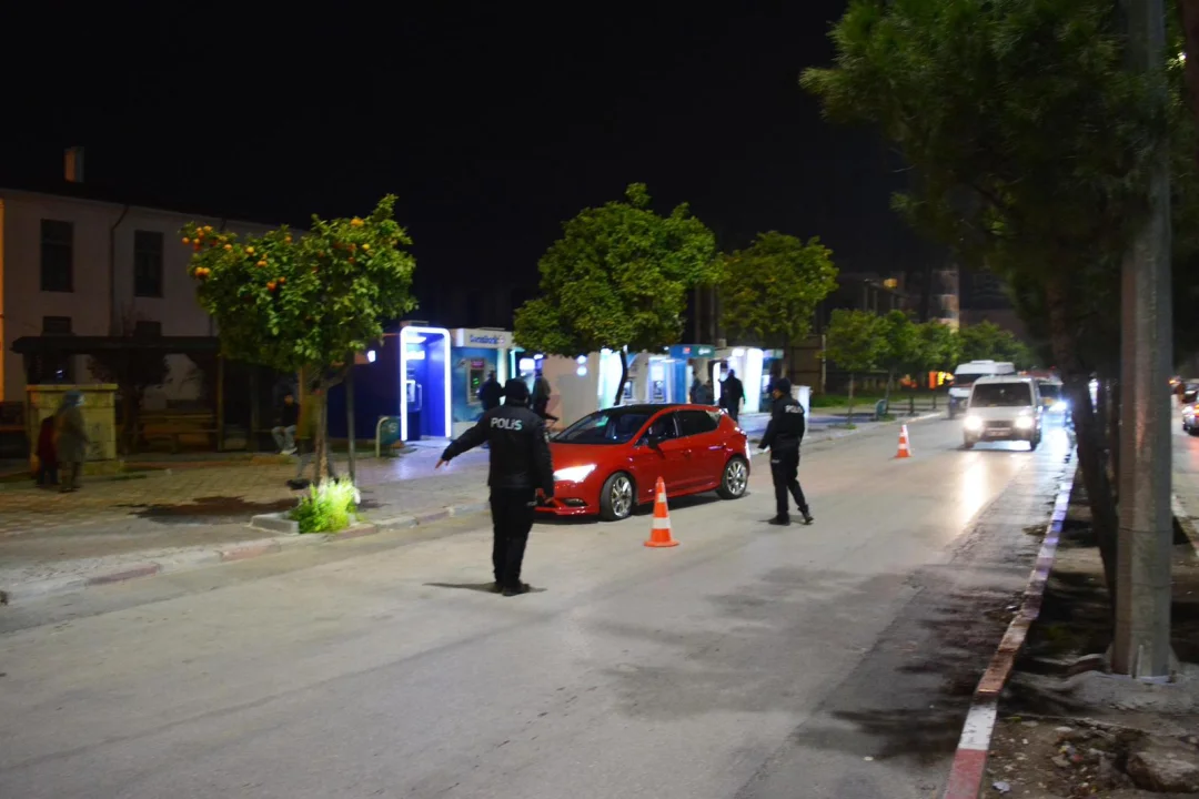 Ceyhan’da Huzur ve Güven Mesaisi: Kaymakam Kurtyemez Denetim Noktalarındaydı