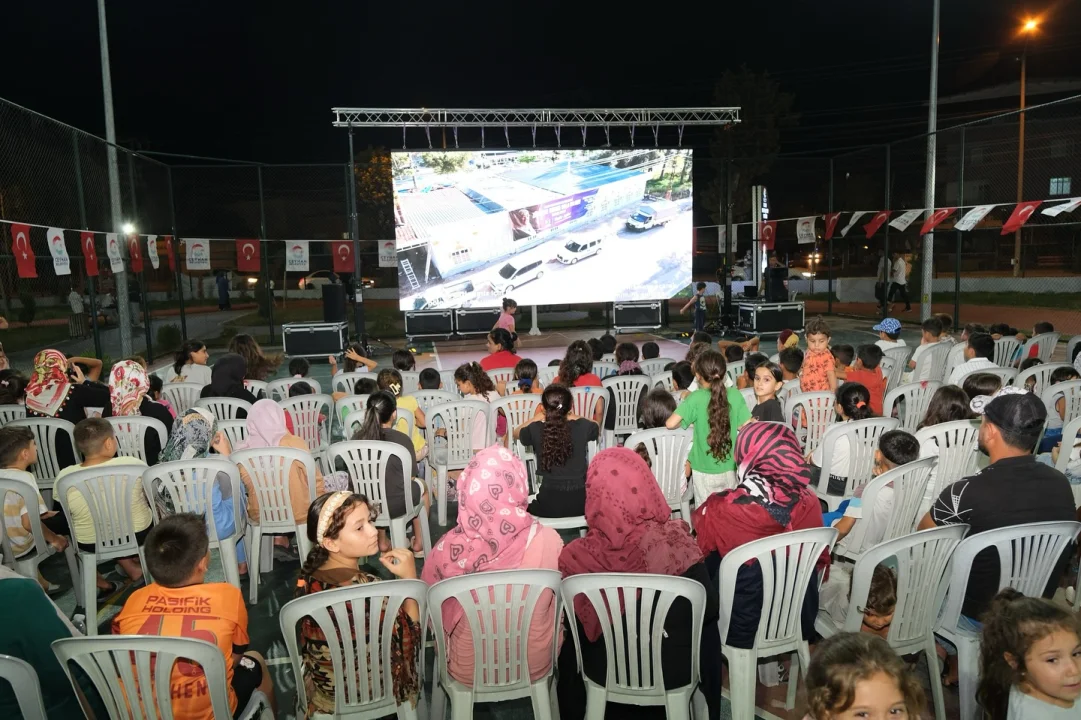 Ceyhan’ın İki Kent Meydanında 20 Ücretsiz Sinema Keyfi: İkramlar Belediyeden