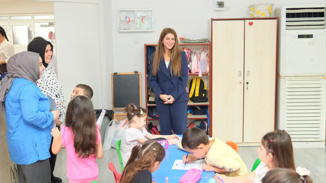 Av. Sevil Aydar Yıldız Sınıfları Gezdi: Ceyhanlı Öğrencilere Yeni Dönem Moral Ziyareti