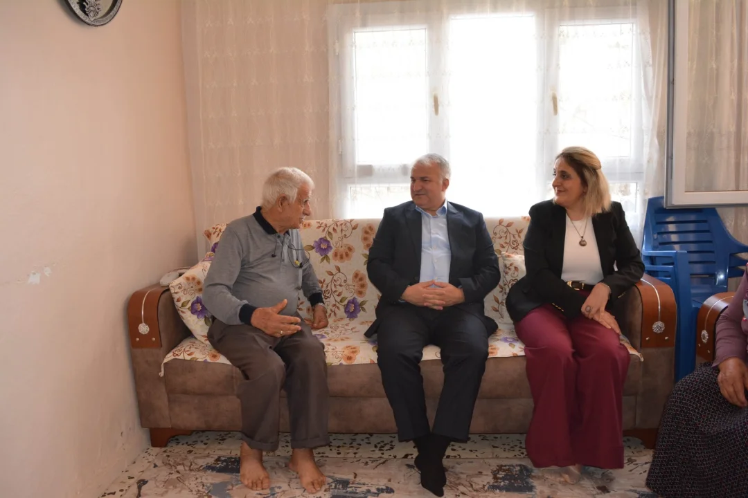 Ceyhan’da Yaşlılarımıza Hürmet Ziyareti: Ramazan Kurtyemez Evlerinde Ziyaret Etti